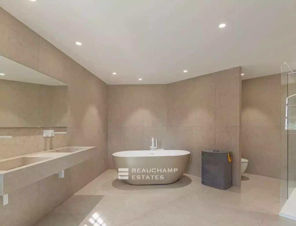 Neo-Provençal 5-bedroom villa with pool – Valbonne