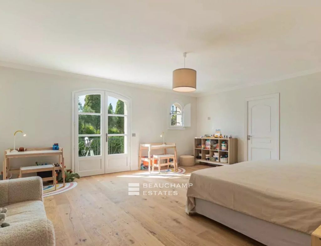 Neo-Provençal 5-bedroom villa with pool – Valbonne