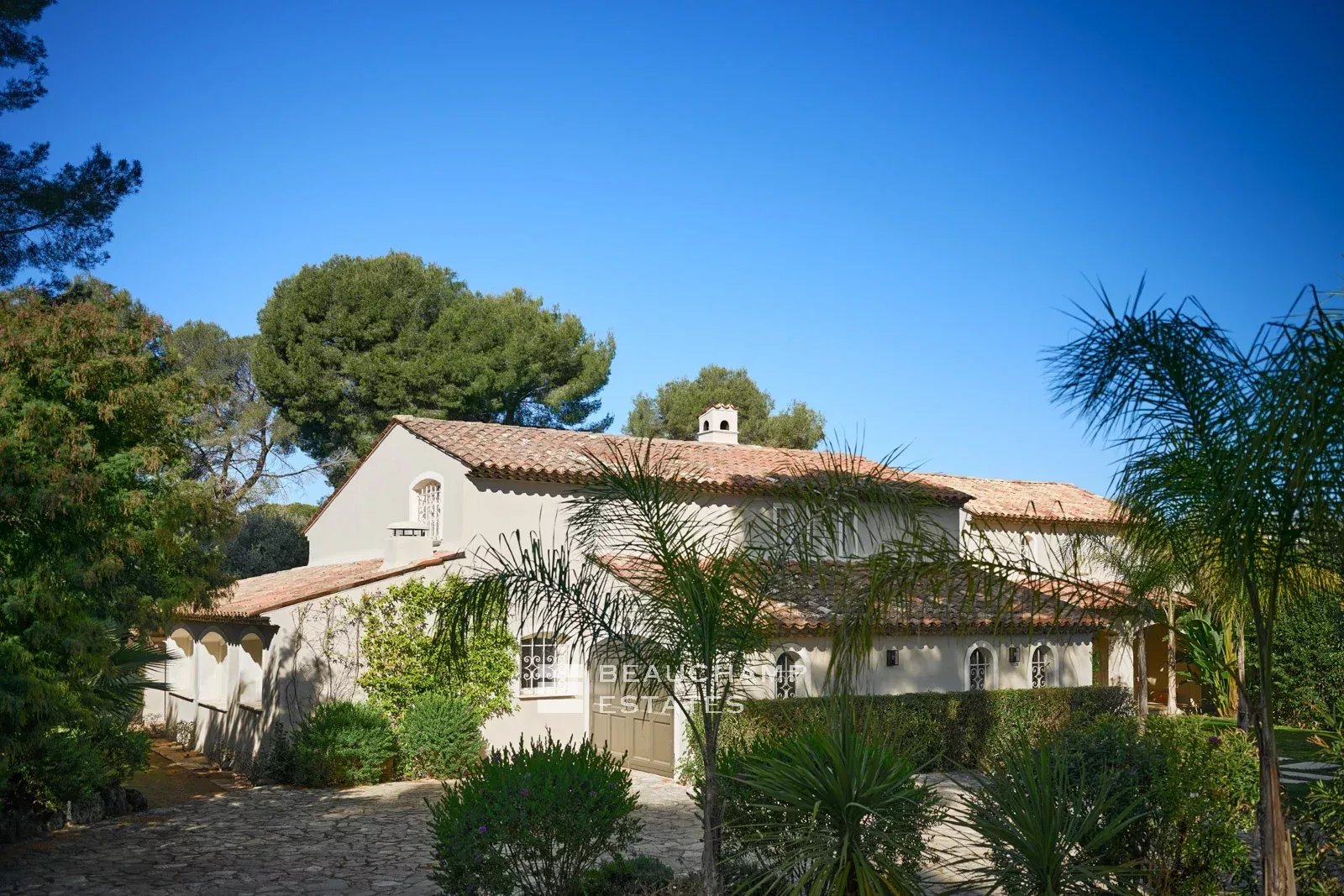 Neo-Provençal villa – 5 suites, swimming pool, 3,600 m² park – Mougins Neo-Provençal villa – 5 suites, swimming pool, 3,600 m² park – Mougins