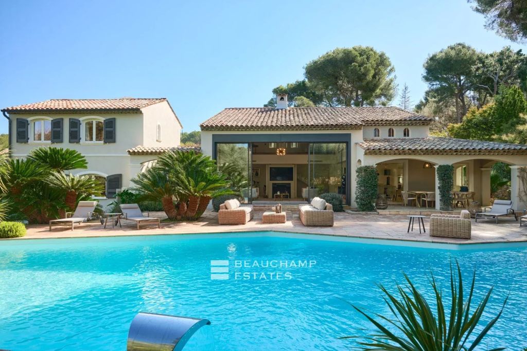 5-bedroom Neo-Provençal villa with a pool in a residential neighborhood of Mougins