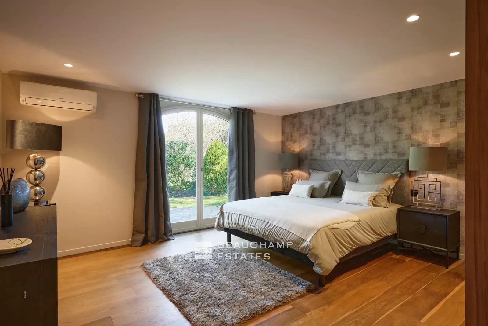 Neo-Provençal villa – 5 suites, swimming pool, 3,600 m² park – Mougins Neo-Provençal villa – 5 suites, swimming pool, 3,600 m² park – Mougins