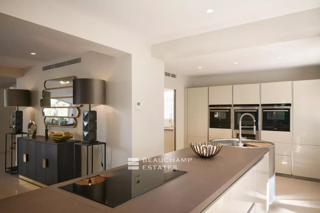 5-bedroom Neo-Provençal villa with a pool in a residential neighborhood of Mougins