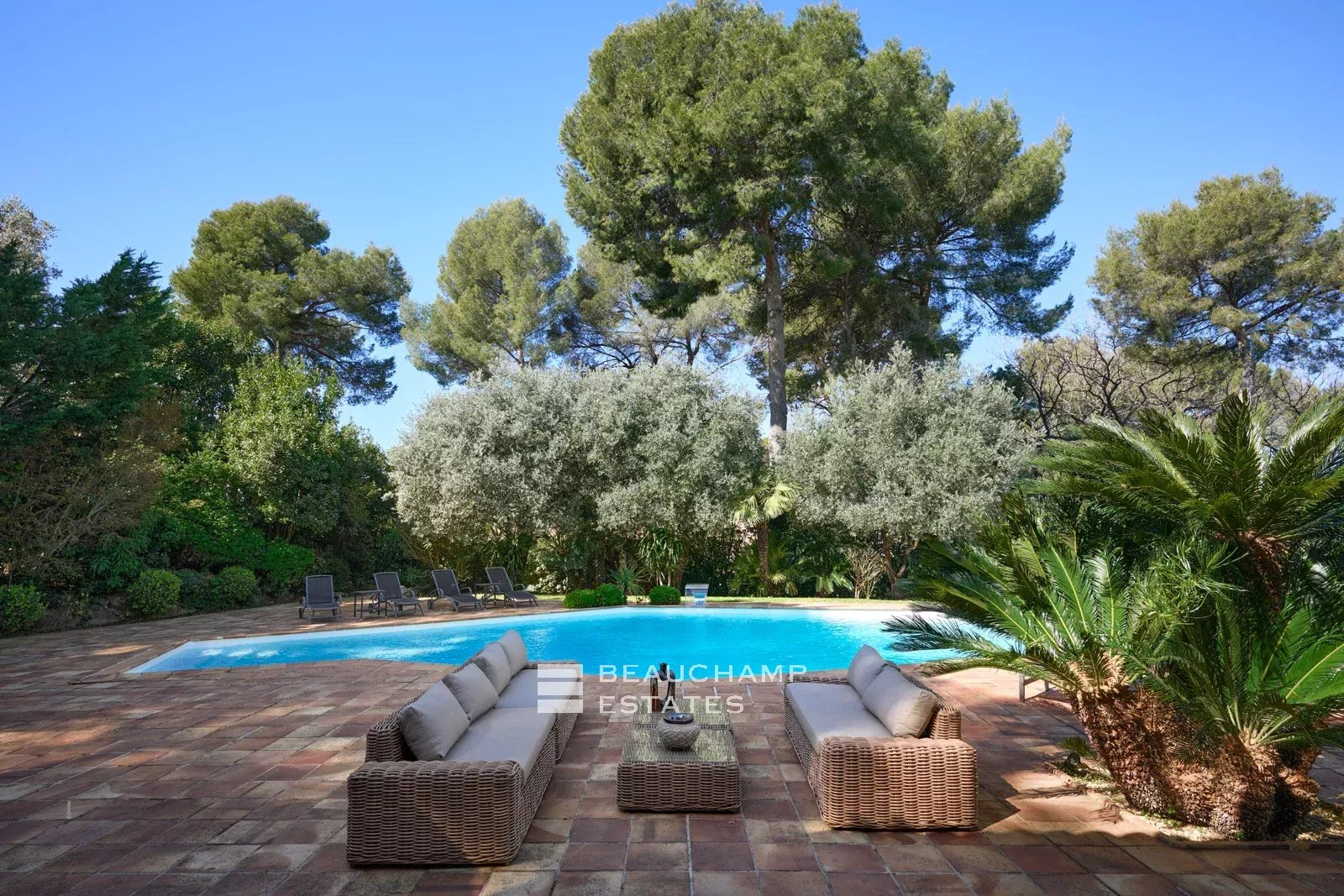 Neo-Provençal villa – 5 suites, swimming pool, 3,600 m² park – Mougins Neo-Provençal villa – 5 suites, swimming pool, 3,600 m² park – Mougins