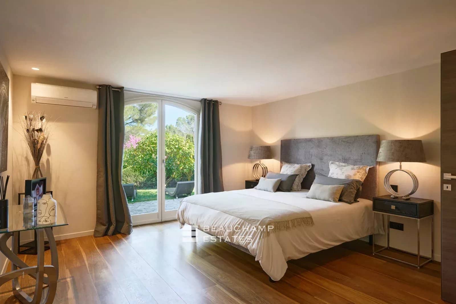 Neo-Provençal villa – 5 suites, swimming pool, 3,600 m² park – Mougins Neo-Provençal villa – 5 suites, swimming pool, 3,600 m² park – Mougins