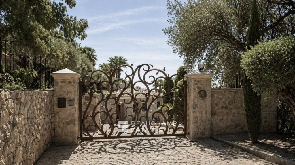 Prestigious contemporary property within a private gated estate, enjoying sweeping panoramic views over Saint-Tropez