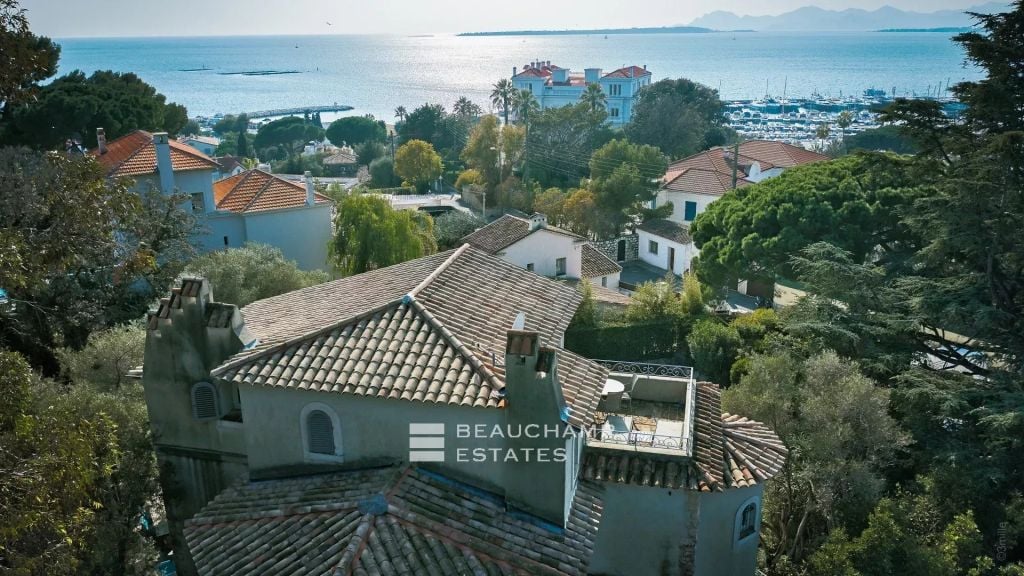 sea view villa with swimming pool within walking distance to beaches and shops – cap d’Antibes