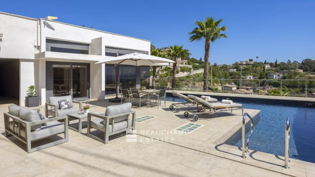 SOLE AGENT – Contemporary villa with sea view
