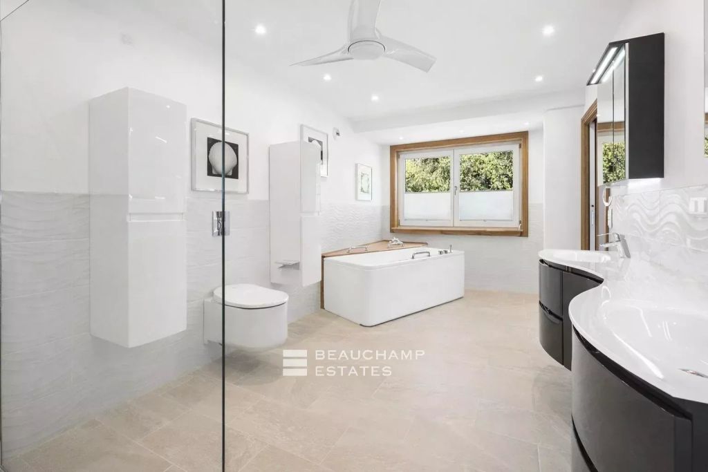 SOLE AGENT – Contemporary villa with sea view