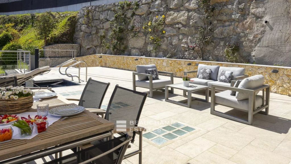 SOLE AGENT – Contemporary villa with sea view