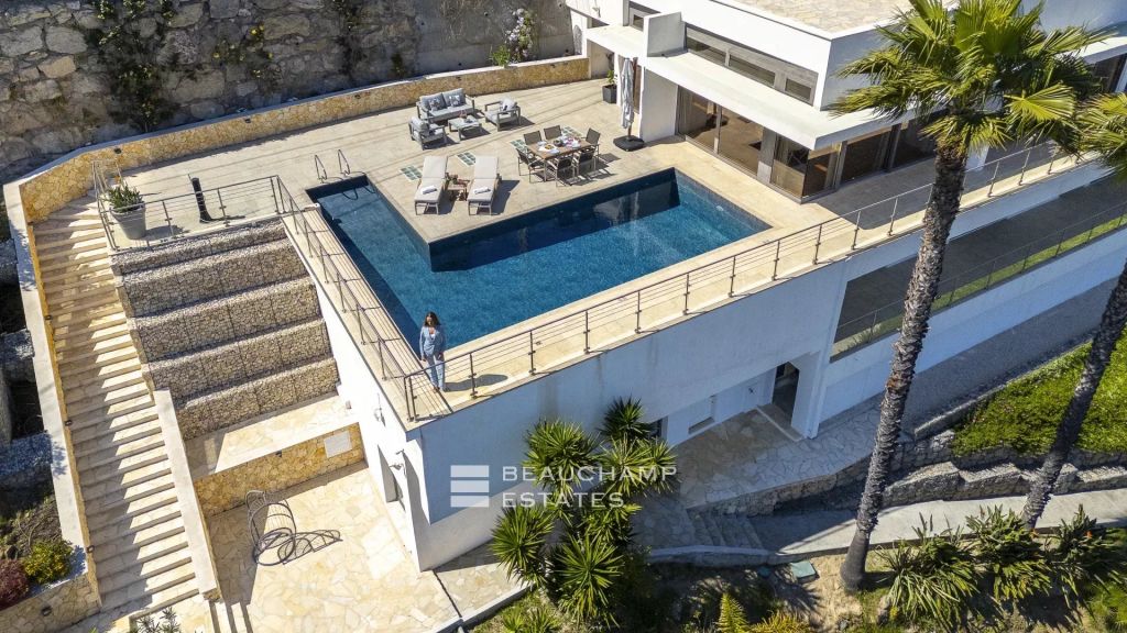 SOLE AGENT – Contemporary villa with sea view