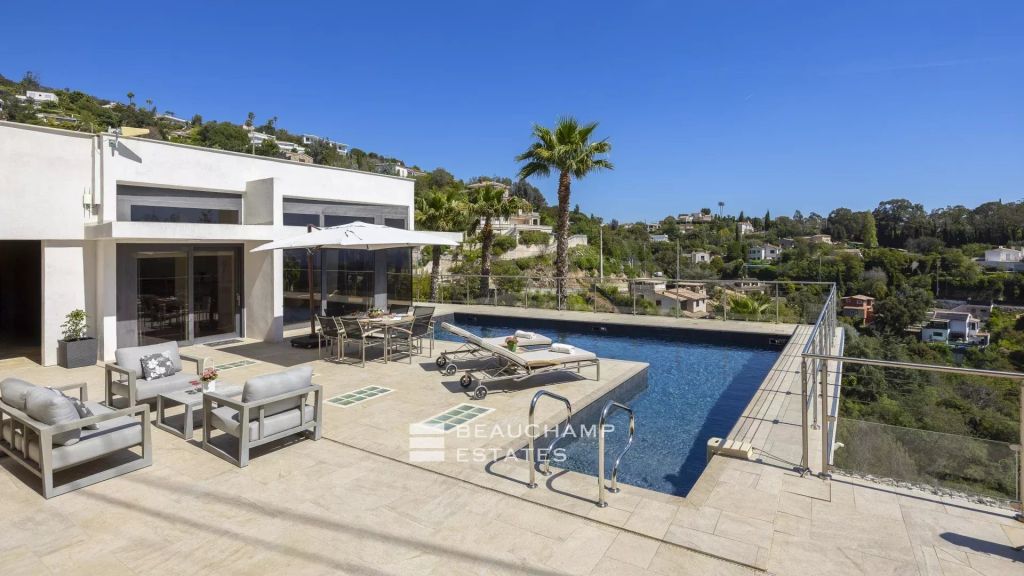SOLE AGENT – Contemporary villa with sea view