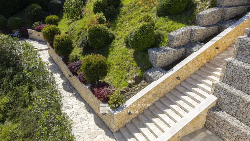 SOLE AGENT – Contemporary villa with sea view