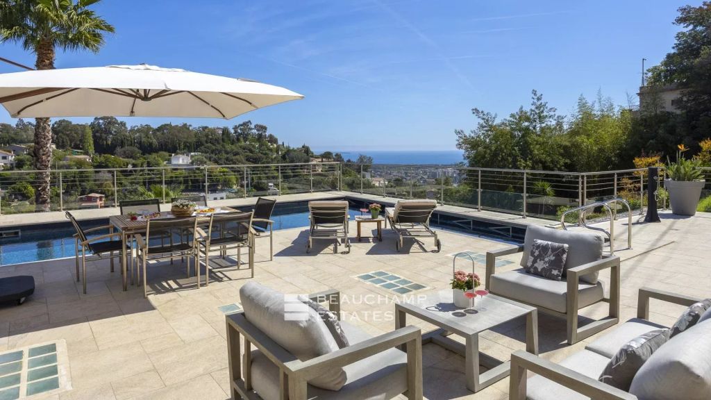 SOLE AGENT – Contemporary villa with sea view