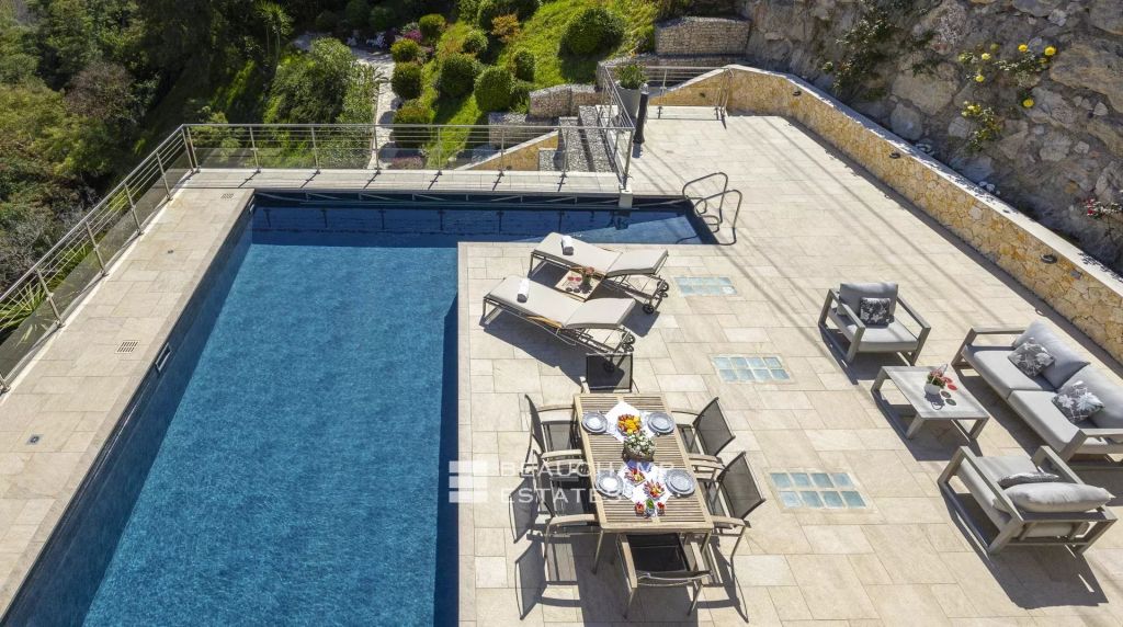 SOLE AGENT – Contemporary villa with sea view