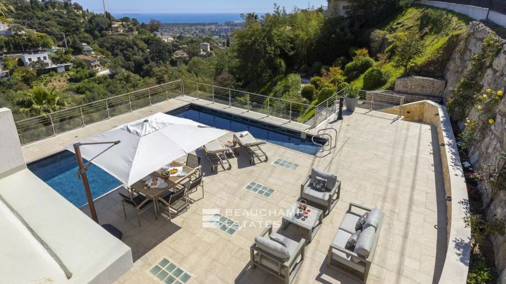 SOLE AGENT – Contemporary villa with sea view