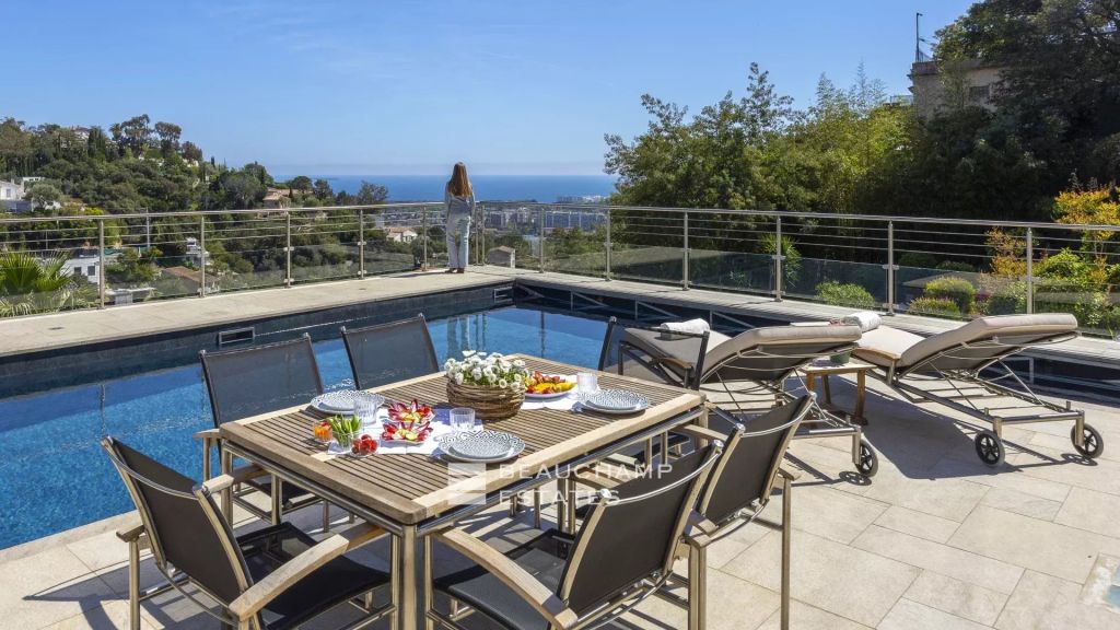 SOLE AGENT – Contemporary villa with sea view