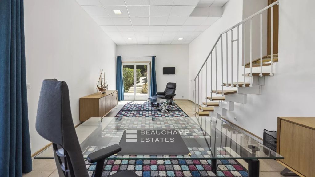 SOLE AGENT – Contemporary villa with sea view