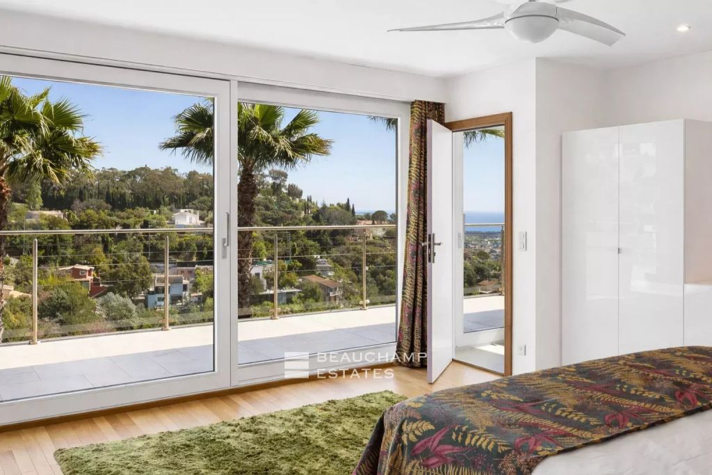 SOLE AGENT – Contemporary villa with sea view