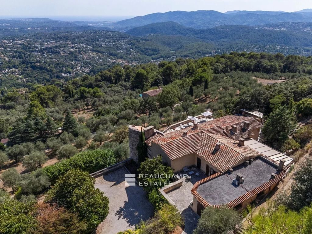 Stone estate with panoramic sea view and helipad – Cannes hinterland