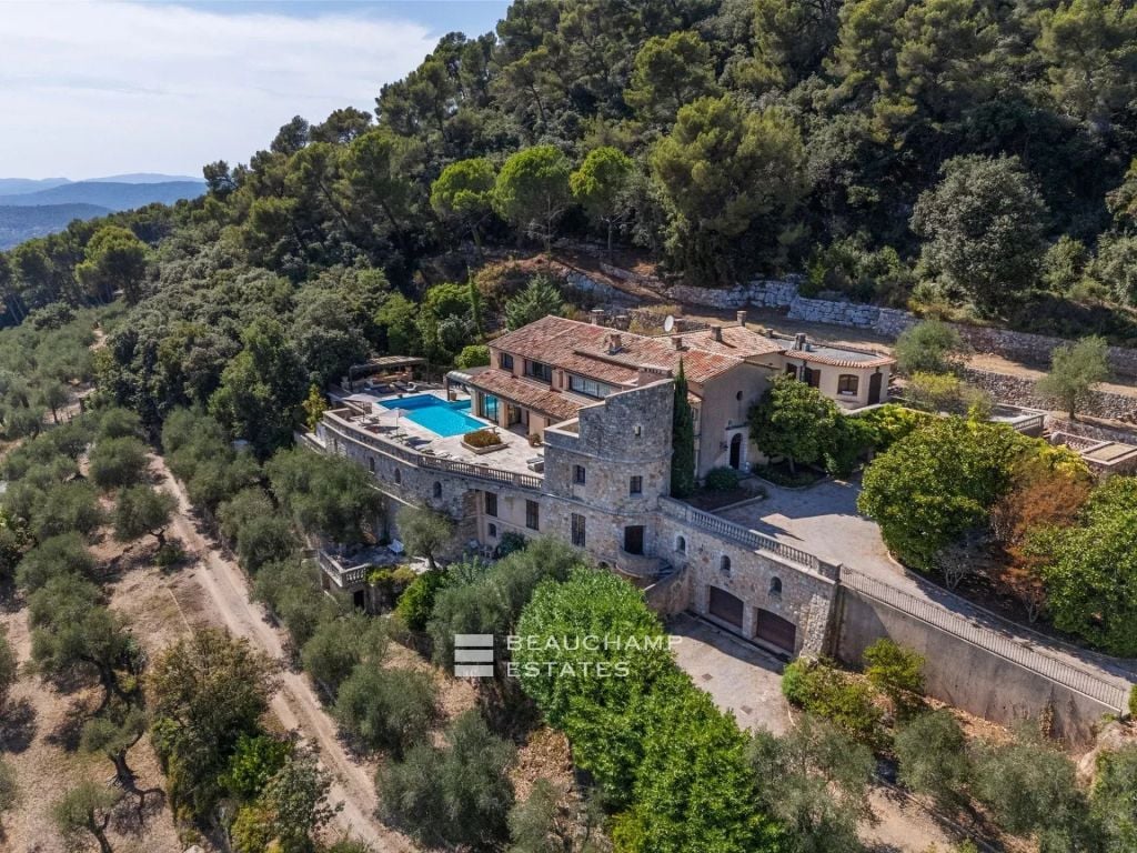 Stone estate with panoramic sea view and helipad – Cannes hinterland