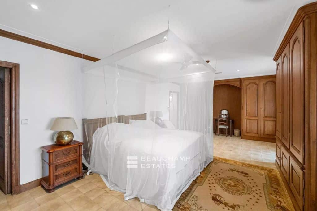 Stone estate with panoramic sea view and helipad – Cannes hinterland