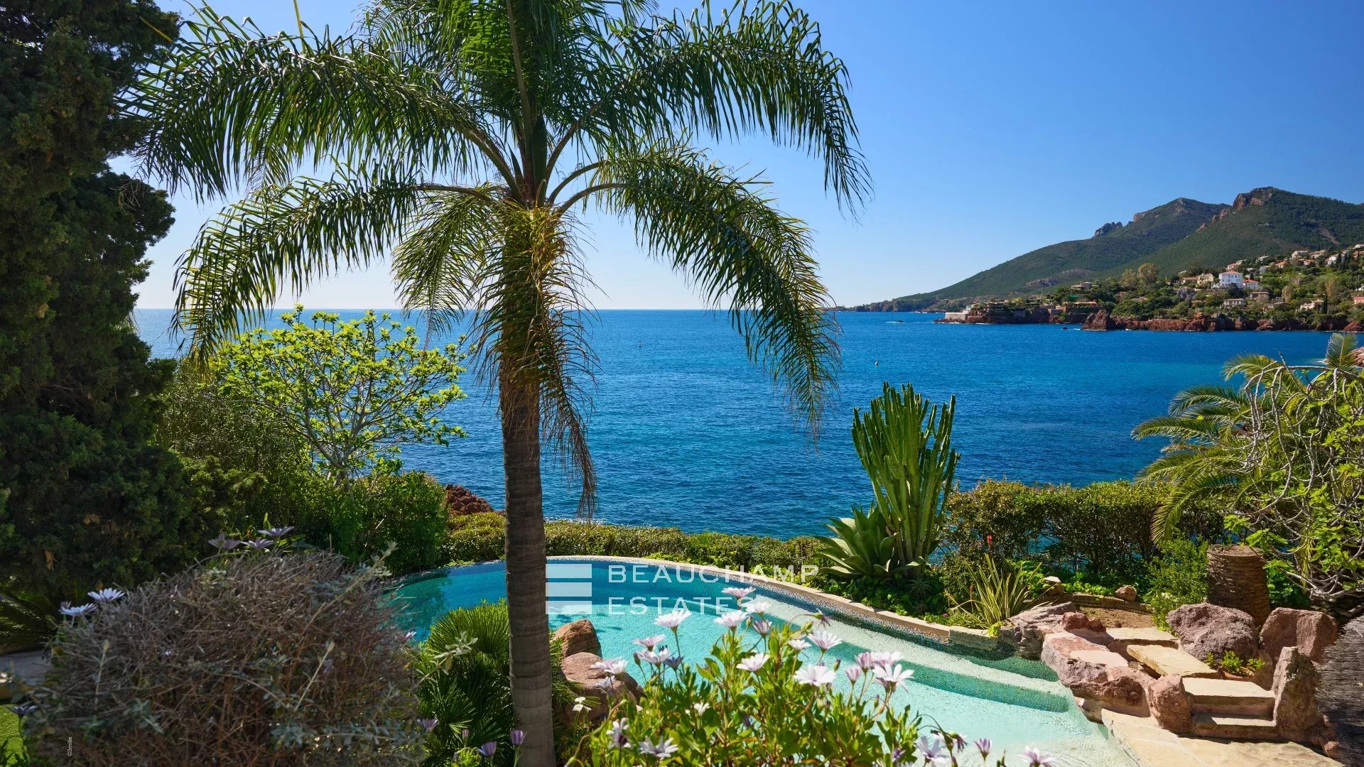 Waterfront villa with direct sea access – Théoule-sur-Mer Waterfront villa with direct sea access – Théoule-sur-Mer