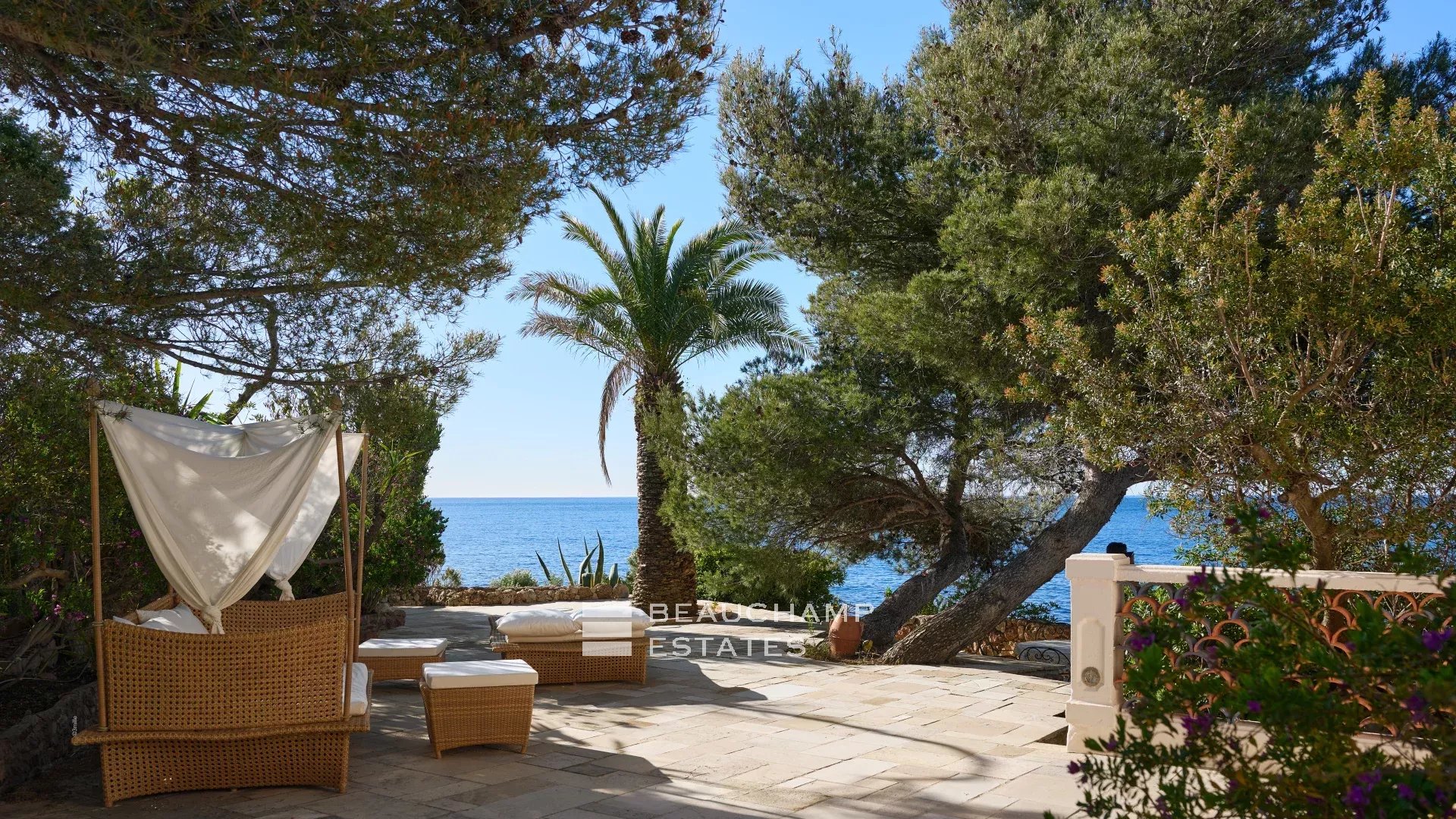 Waterfront villa with direct sea access – Théoule-sur-Mer Waterfront villa with direct sea access – Théoule-sur-Mer