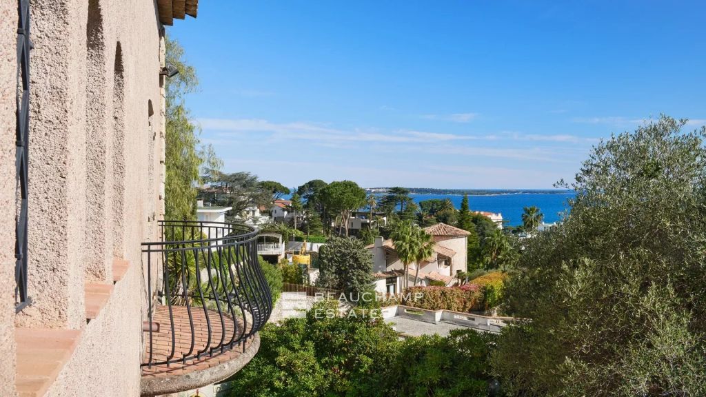 5-bedroom property to renovate with panoramic sea view – Cannes – La Croix-des-Gardes