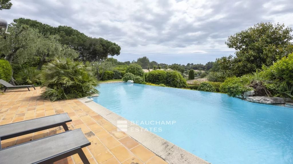 5-bedroom Provençal villa in the heart of a private estate in Valbonne