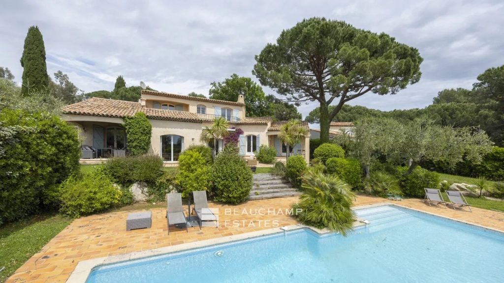 5-bedroom Provençal villa in the heart of a private estate in Valbonne