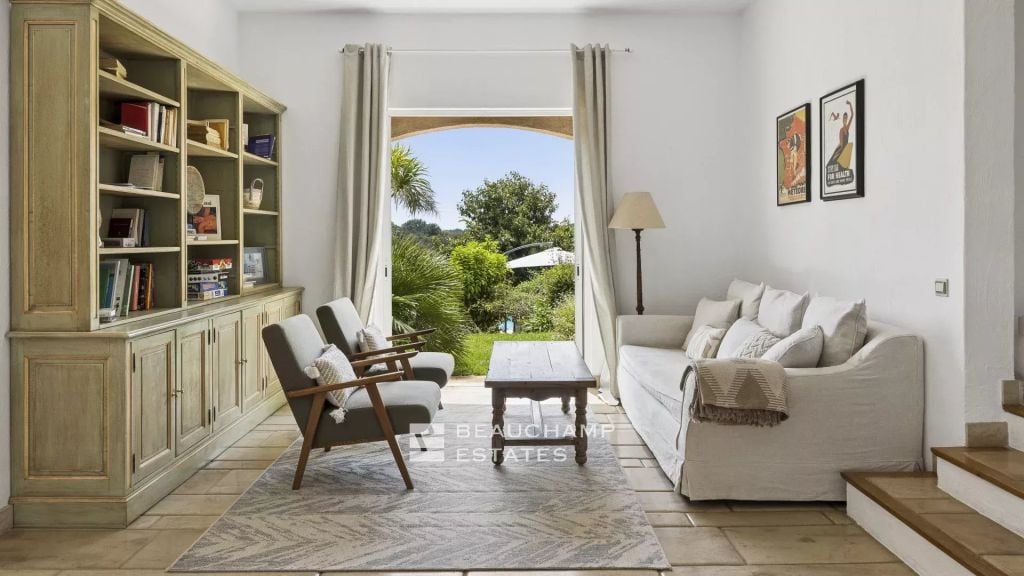 5-bedroom Provençal villa in the heart of a private estate in Valbonne