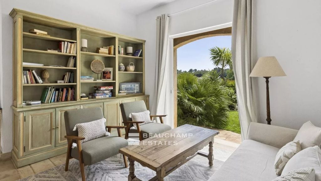 5-bedroom Provençal villa in the heart of a private estate in Valbonne