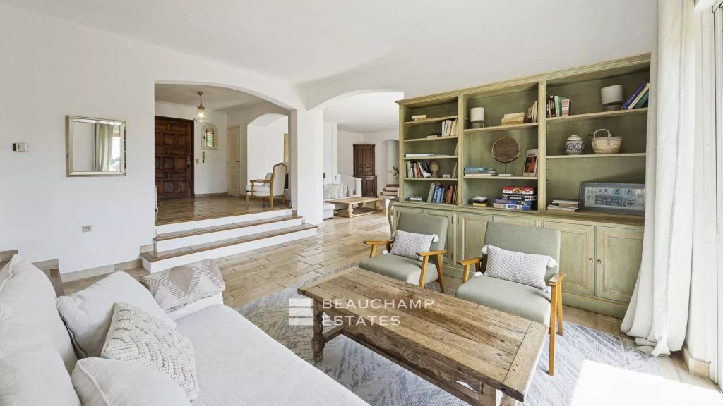 5-bedroom Provençal villa in the heart of a private estate in Valbonne