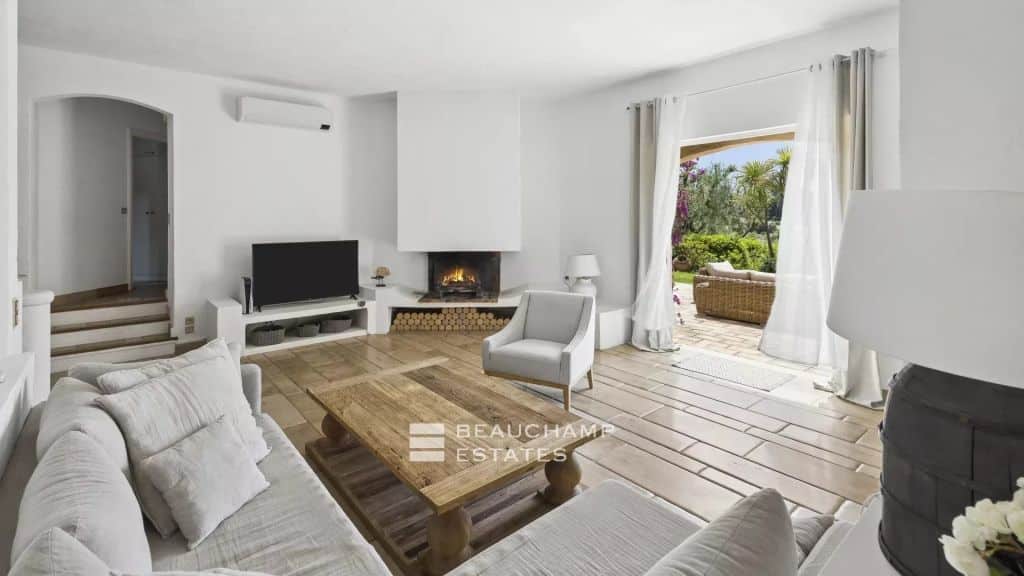 5-bedroom Provençal villa in the heart of a private estate in Valbonne