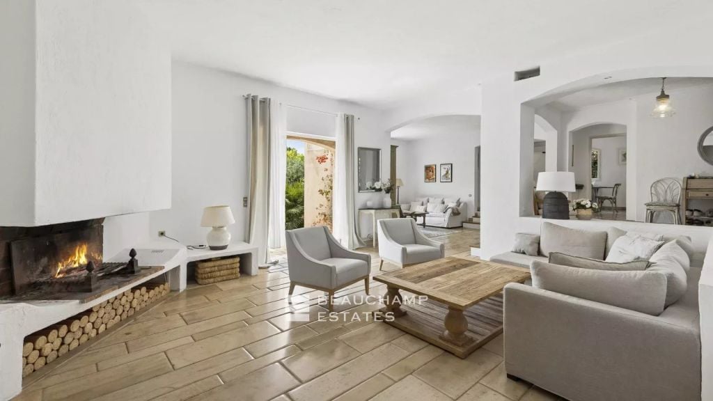 5-bedroom Provençal villa in the heart of a private estate in Valbonne