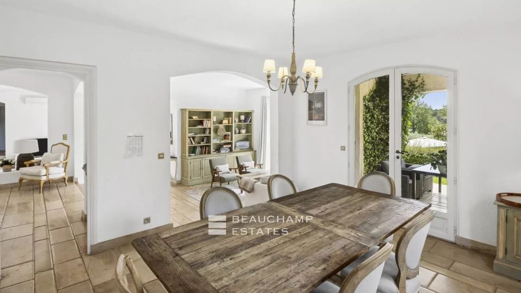5-bedroom Provençal villa in the heart of a private estate in Valbonne