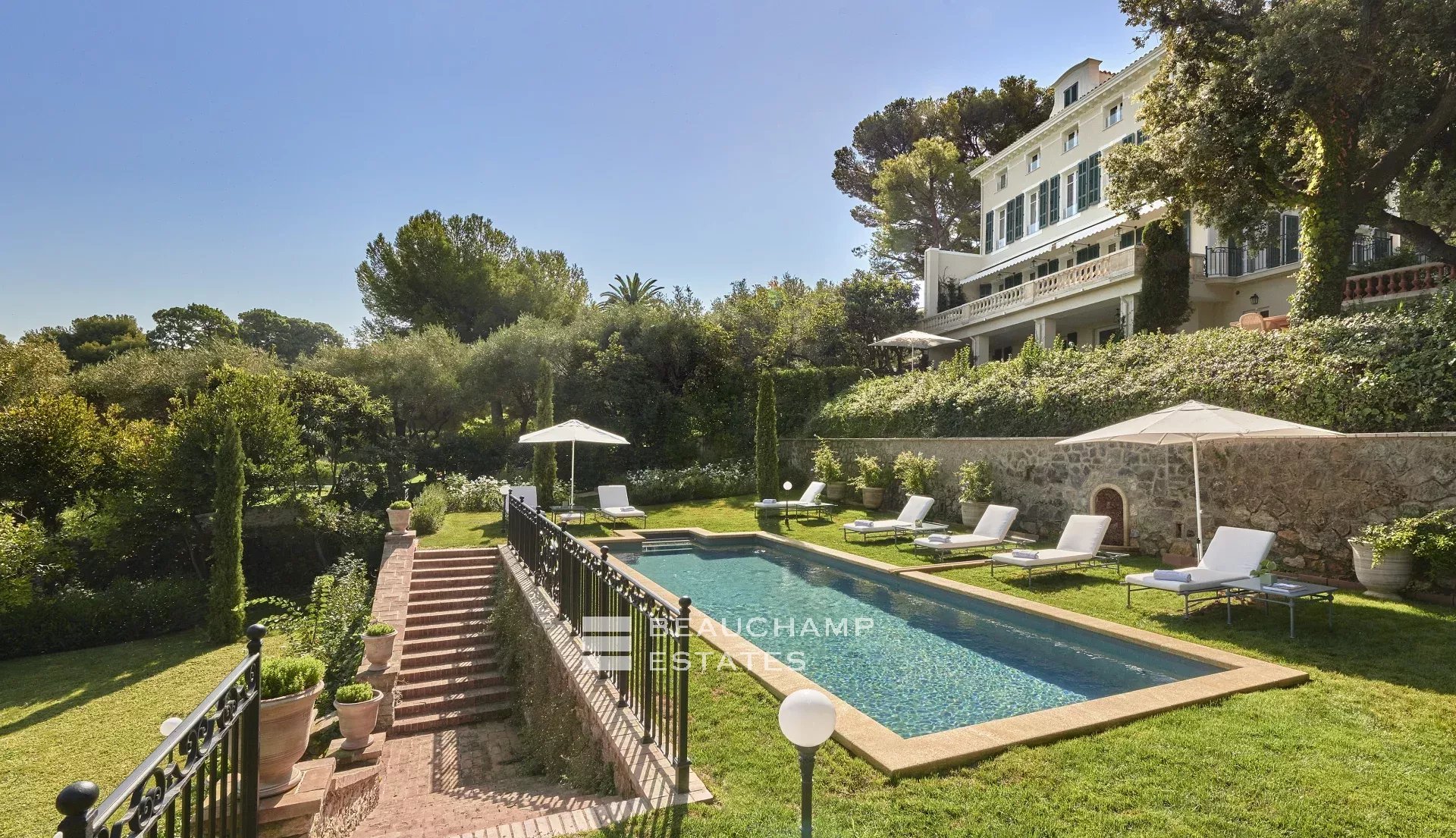 Cap d’Antibes 5-bedroom villa with swimming pool Cap d’Antibes 5-bedroom villa with swimming pool
