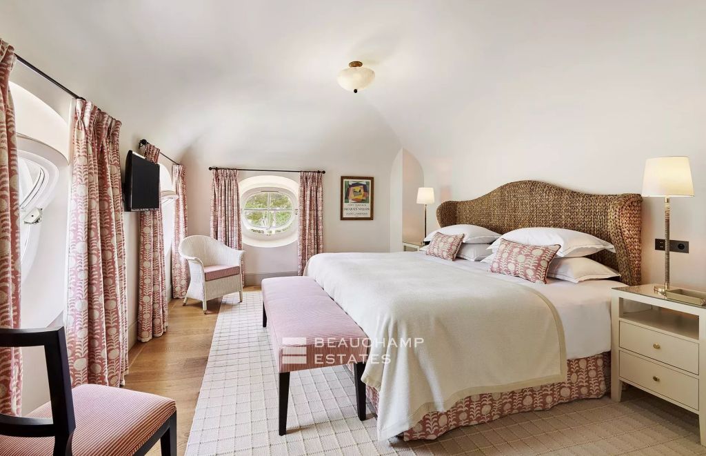 Cap d’Antibes 5-bedroom villa with swimming pool