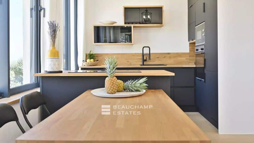 Completely renovated apartment with sea view