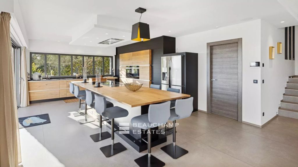 Contemporary 4-bedroom villa in Mougins
