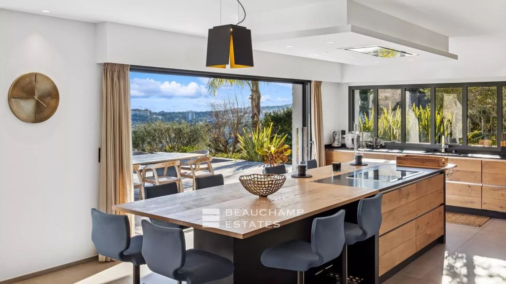 Contemporary 4-bedroom villa in Mougins