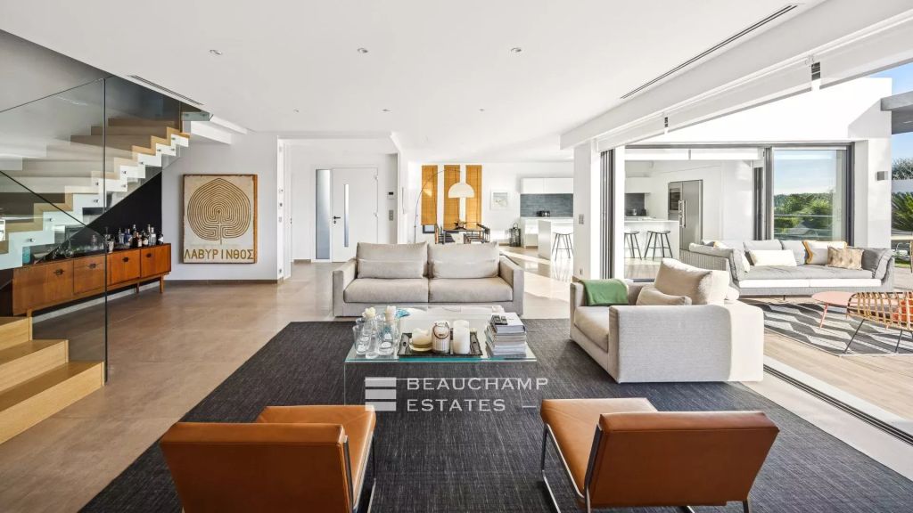 Contemporary 4-bedroom villa with pool – Valbonne