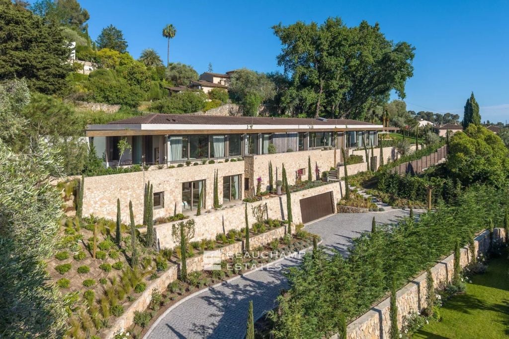 Contemporary 5-bedroom villa in Mougins near Cannes