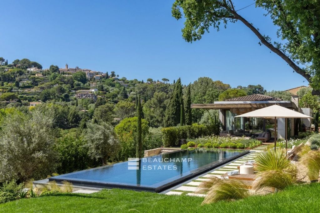 Contemporary 5-bedroom villa in Mougins near Cannes