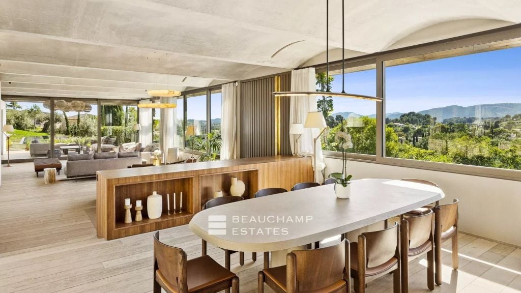 Contemporary 5-bedroom villa in Mougins near Cannes