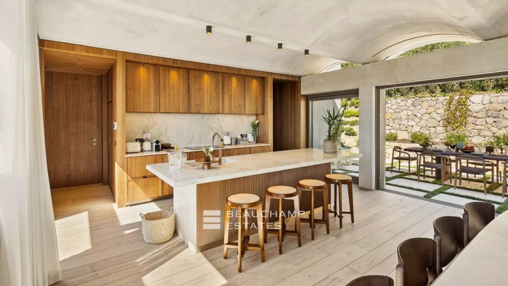 Contemporary 5-bedroom villa in Mougins near Cannes