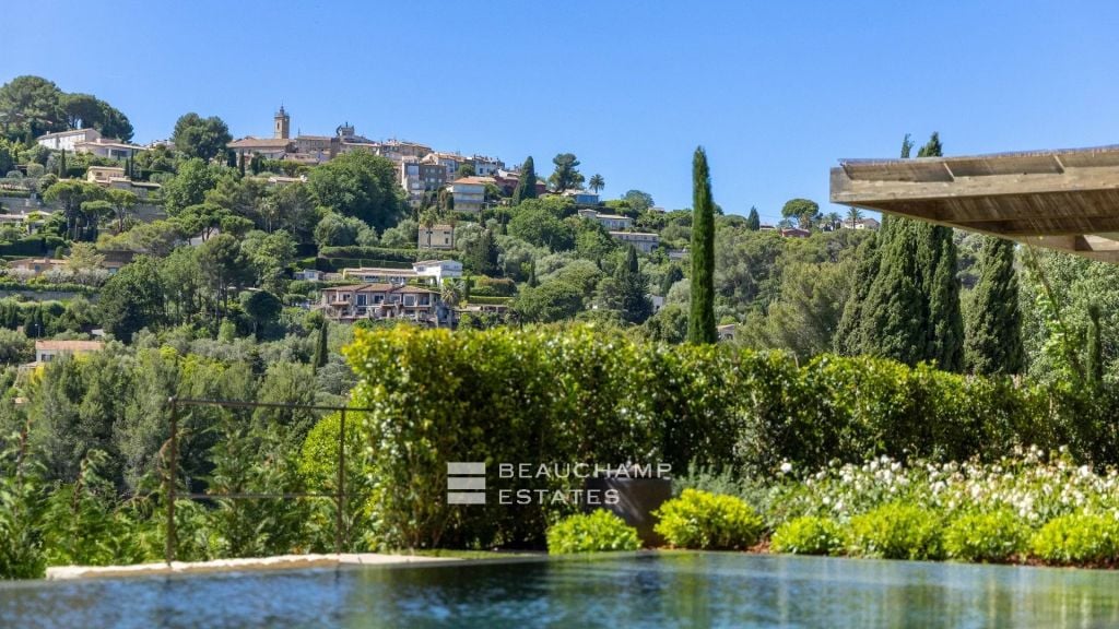 Contemporary 5-bedroom villa in Mougins near Cannes