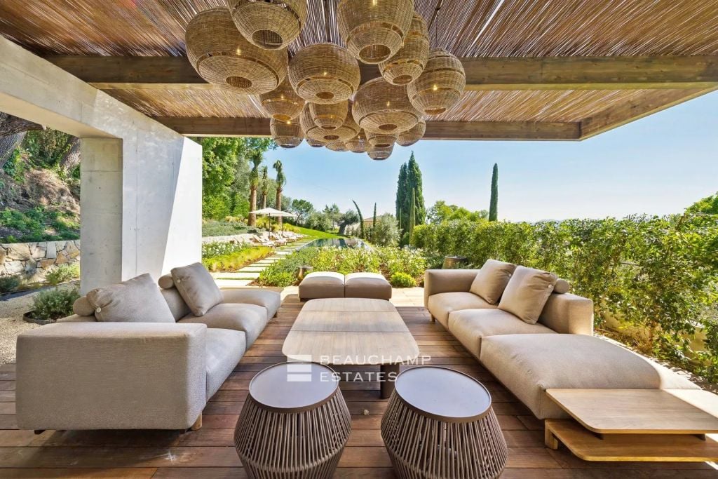 Contemporary 5-bedroom villa in Mougins near Cannes