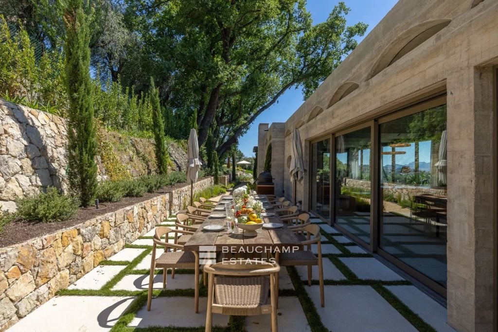 Contemporary 5-bedroom villa in Mougins near Cannes