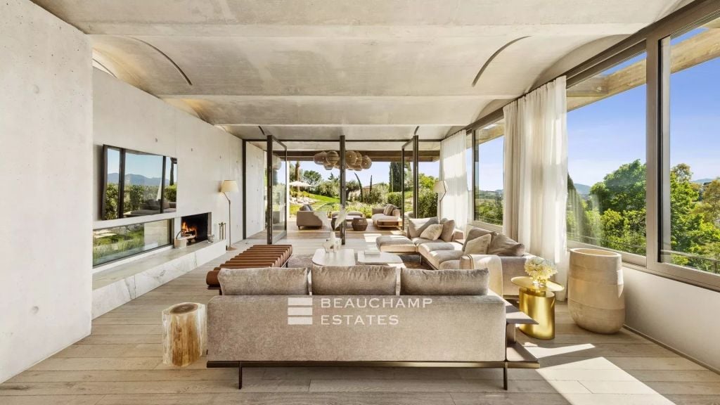 Contemporary 5-bedroom villa in Mougins near Cannes